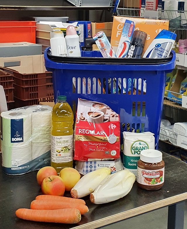 Foto van mand-in-kleur van winkel-op-wielen